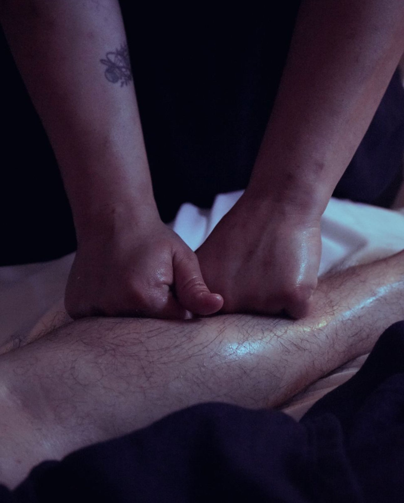Therapeutic massage on the leg